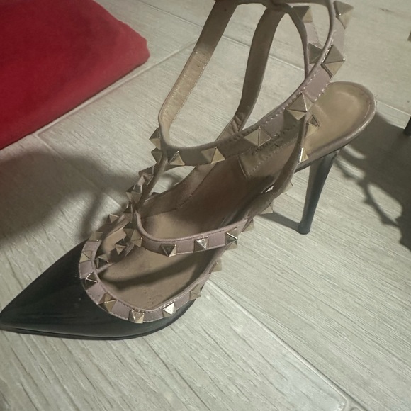 Valentino Garavani Black and Tan Rockstud Heels - Picture 10 of 11